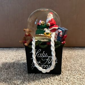 Holiday snow globe